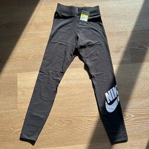 Nike Sportswear Essential Legging